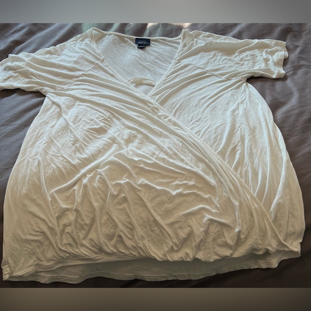 Women’s daytrip top in ivory. Crisscross style.
